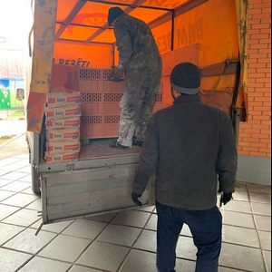 20-03-2020 Разгрузка кирпича для ремонта ограждения проходного балкона во втором подъезде.