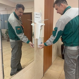 15-10-2020 Замена дезинфицирующего раствора для рук в третьем подъезде.