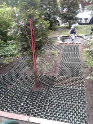 Сделаны дорожки вдоль лавочек и около фонтана.