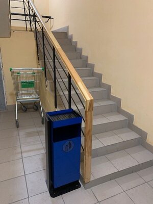 Установлена урна на пожарном выходе из подземного паркинга. 