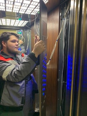 Производится ремонт дисплея в кабине пассажирского лифта первого подъезда.