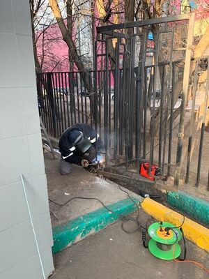 Ремонт забора рядом с въездом в подземный паркинг дома.