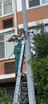 Новая видеокамера напротив въездных ворот второго подъезда