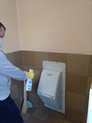 Обработка поверхностей антисептиком в подъездах дома. 
