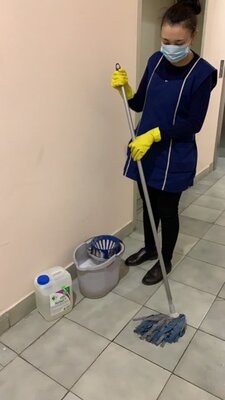 Уборка пола уборщицей в первом подъезде. 
