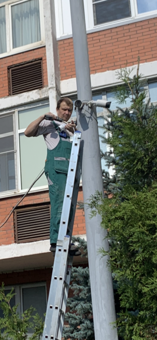 Новая видеокамера напротив въездных ворот второго подъезда
