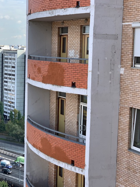 Ремонт ограждений проходных балконов первого подъезда.