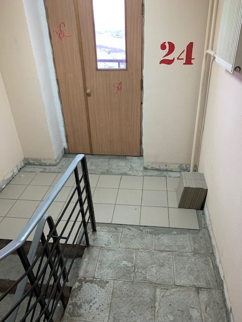 Продолжается ремонт полов на пожарной лестничной клетке первого подъезда. 