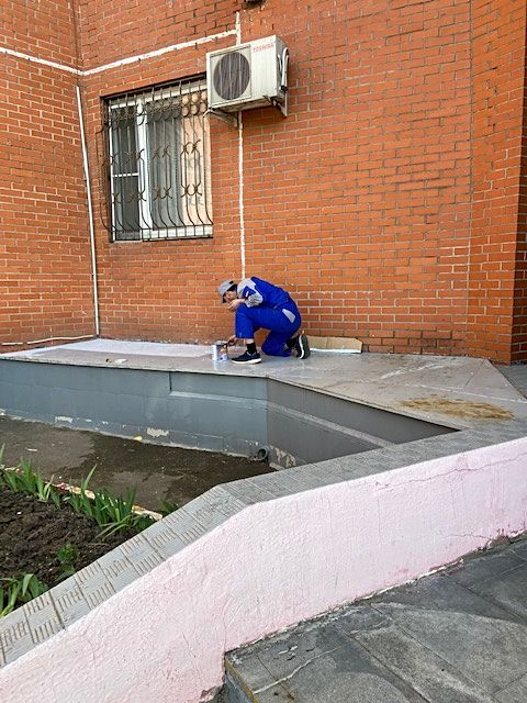 Покраска ограждения приямков.