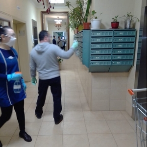 25-04-2020 Проведение дезинфекционных работ в подъезде дома ...