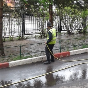 22-05-2020 Полив зеленых насаждений на придомовой территории.