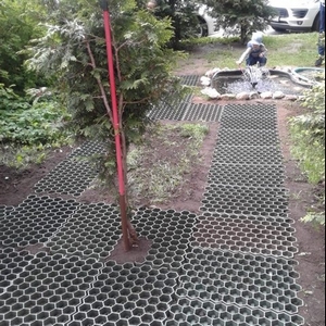 05-06-2020 Сделаны дорожки вдоль лавочек и около фонтана.