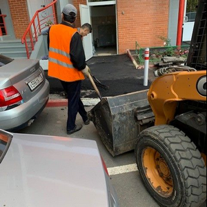 29-07-2019 Ведутся работы по асфальтировки тротуара перед первым подъездом