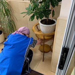 06-08-2019 Труд уборщицы во втором подъезде.